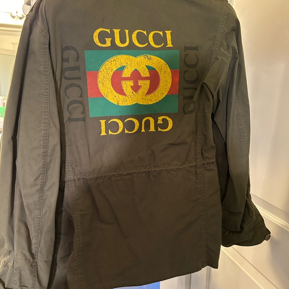 GUCCI LOGO PRINTED WASHED COTTON FIELD JACKET IN KHAKI